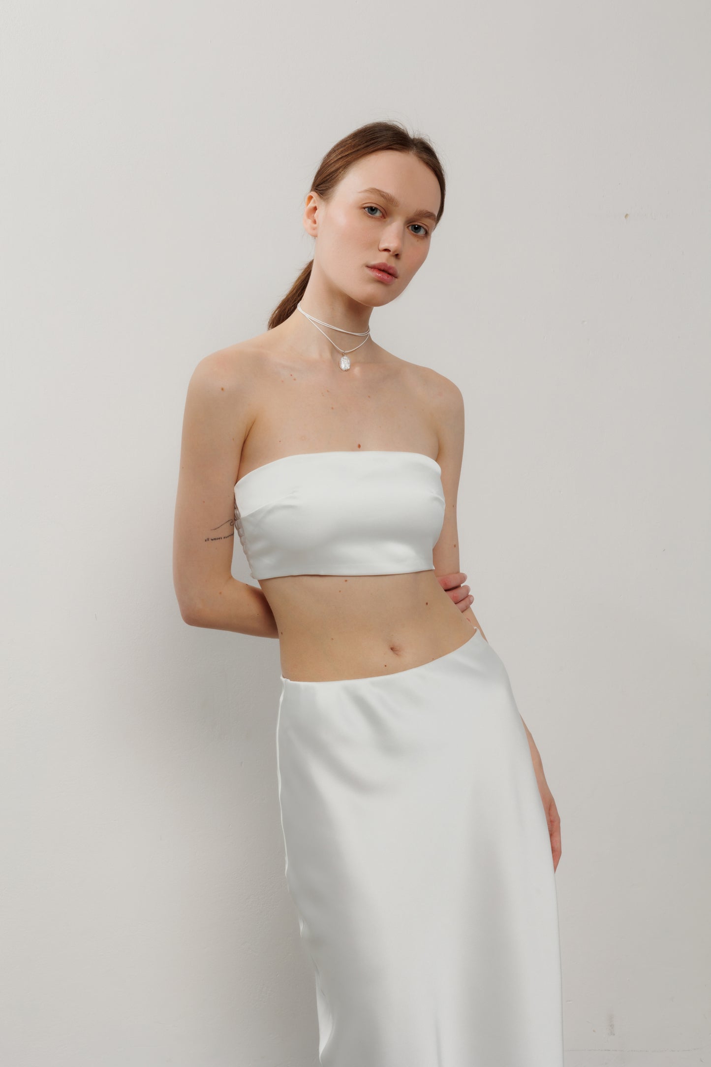 Атласна спідниця у довжині міді