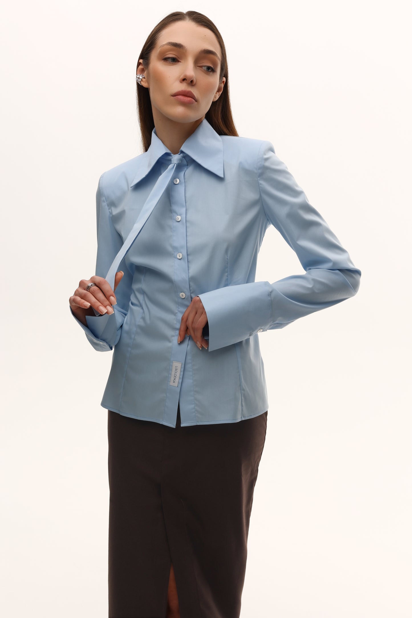 Приталена сорочка з підплечиками