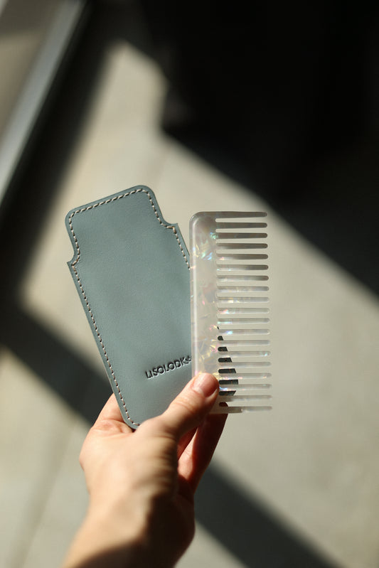 Гребінець з лого LiSOLODKA в шкіряному чохлі