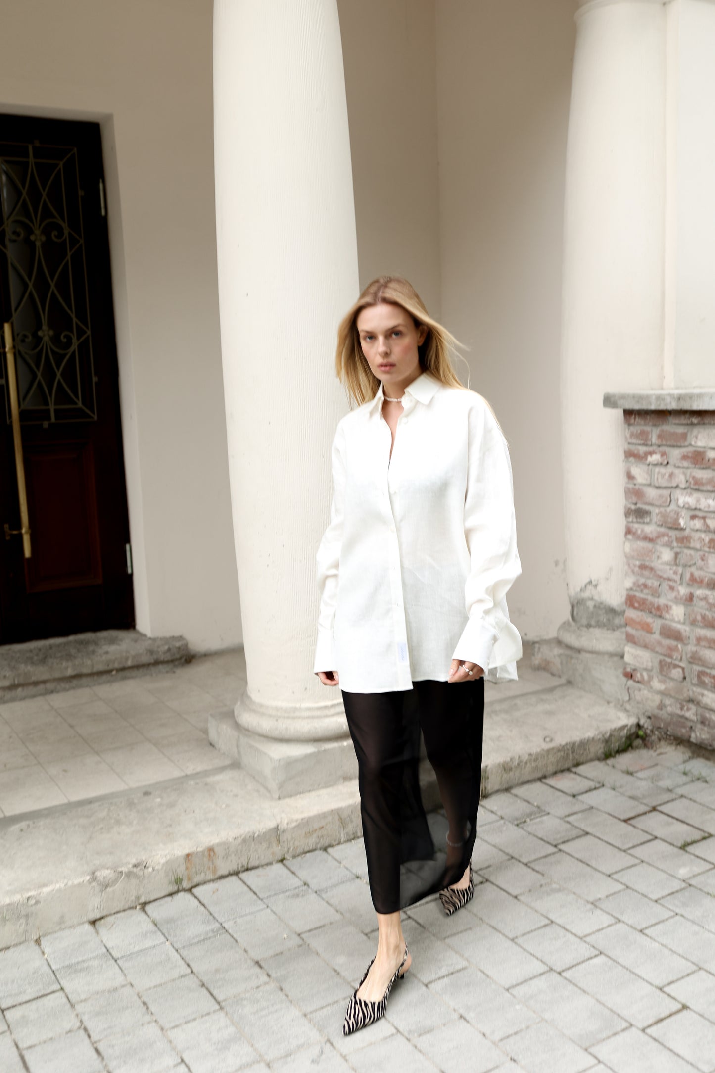 Лляна біла сорочка з перламутровими ґудзиками