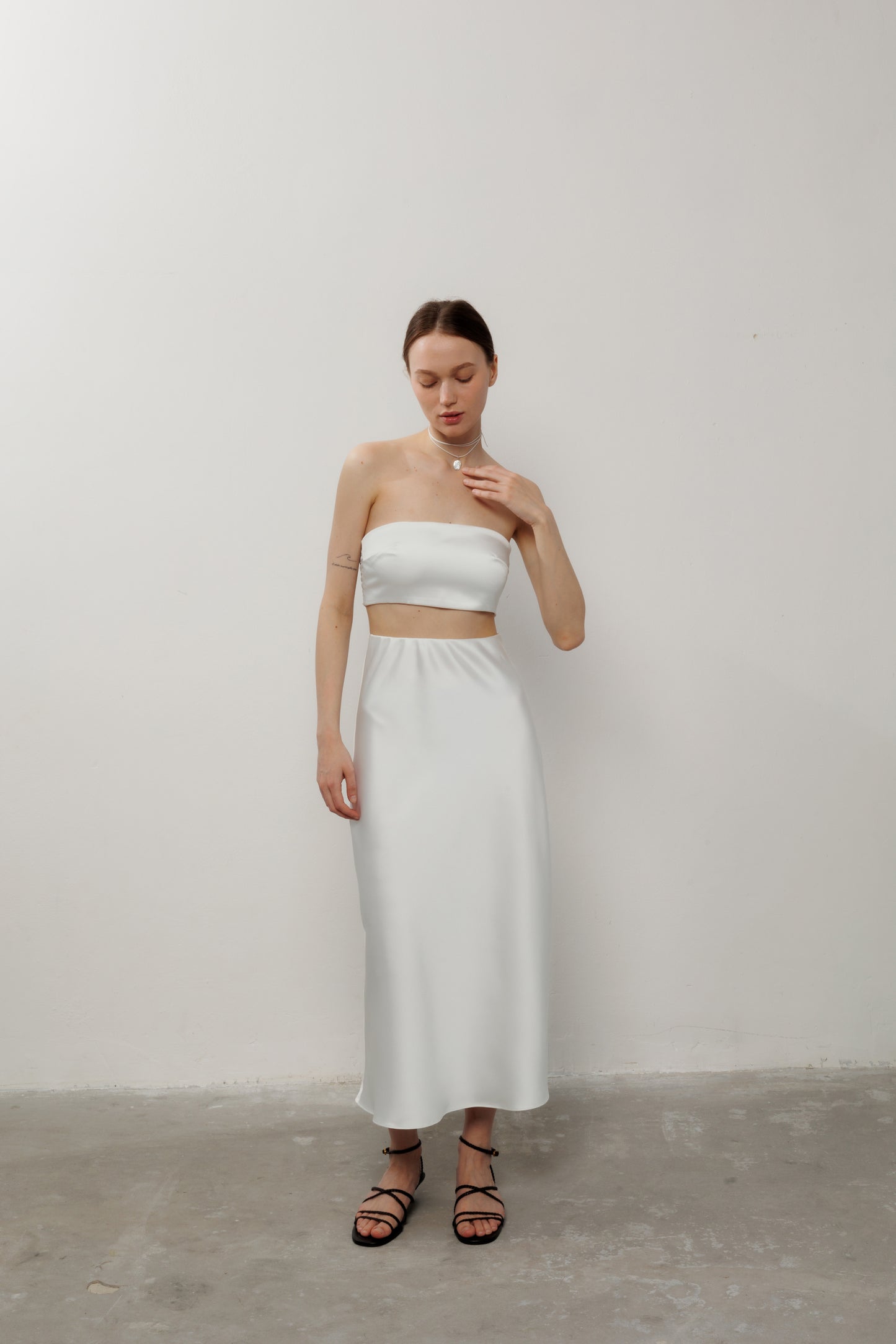 Атласна спідниця у довжині міді