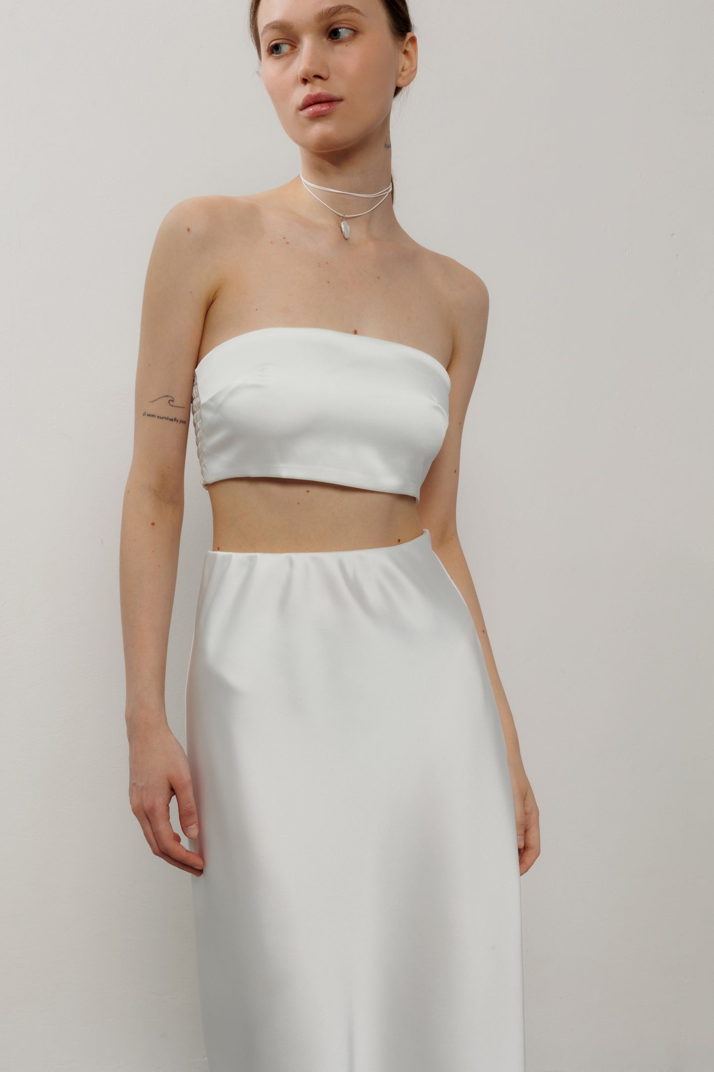 Атласна спідниця у довжині міді