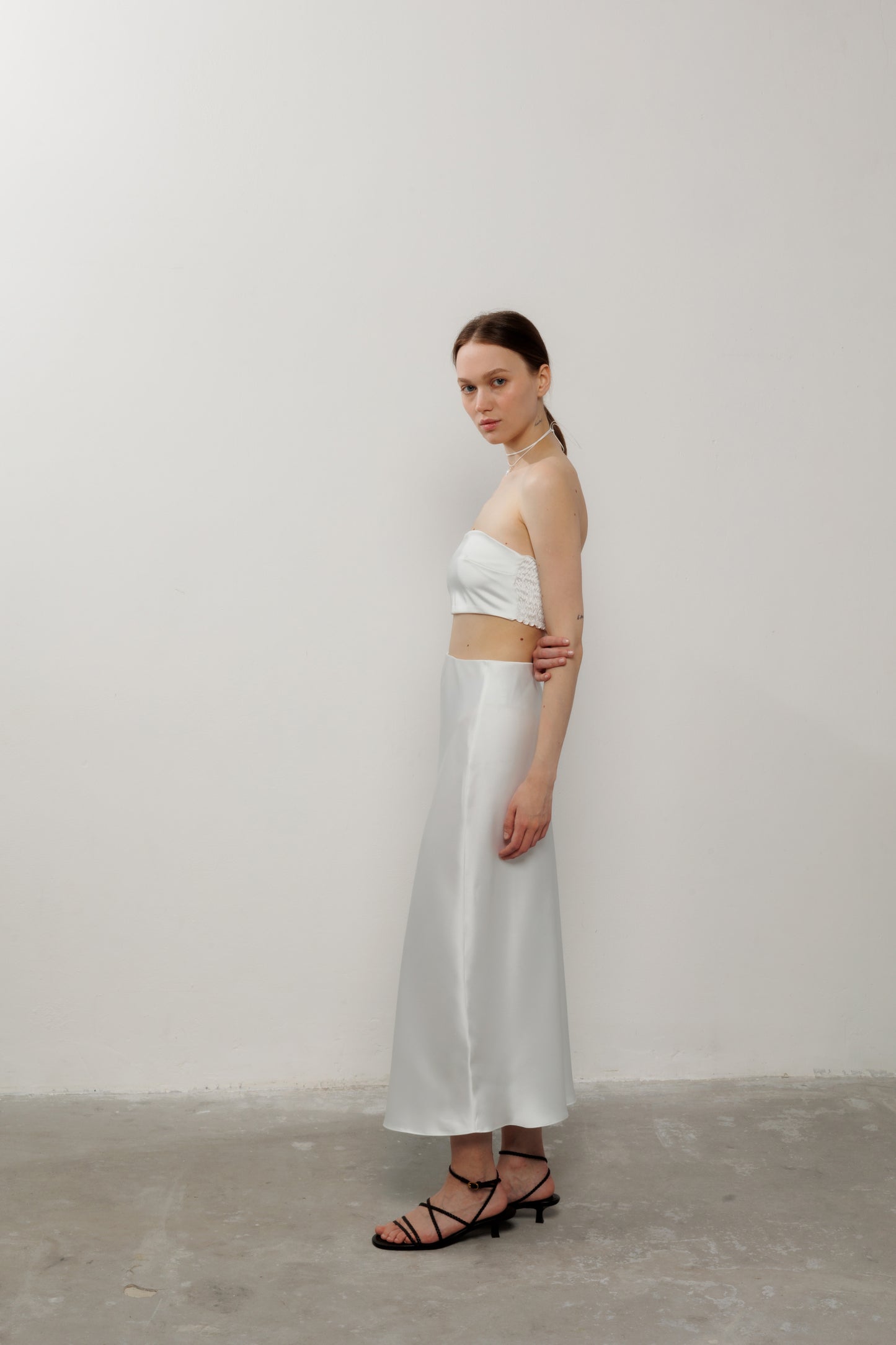 Атласна спідниця у довжині міді