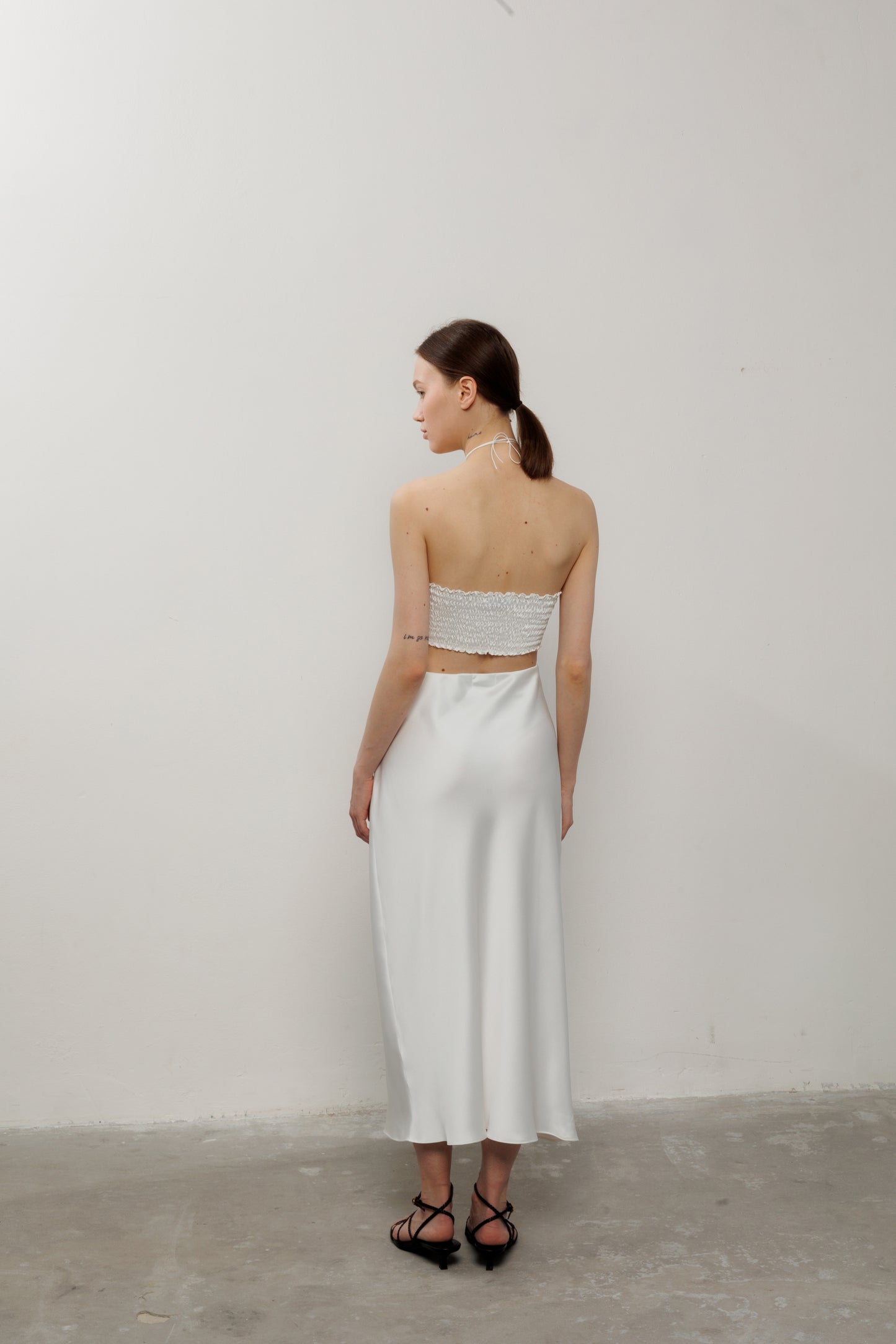 Атласна спідниця у довжині міді