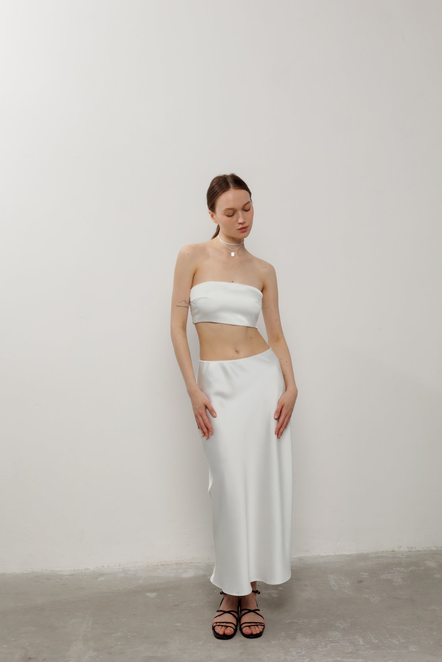 Атласна спідниця у довжині міді